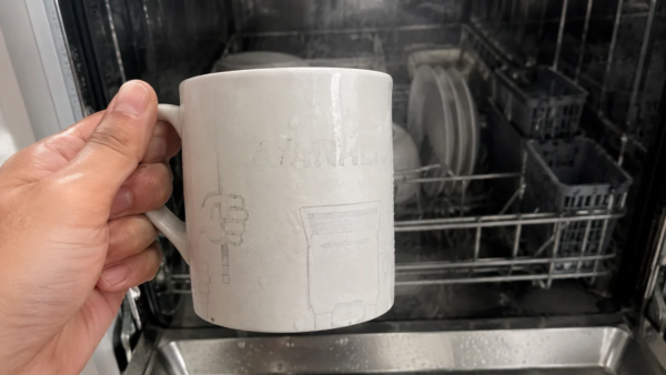 Máquina de lavar louças estraga canecas personalizadas? Fizemos o teste