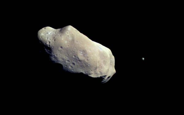 Neste dia no espaço! 28 de agosto de 1993: A espaçonave Galileu voa pelo asteróide Ida a caminho de Júpiter apenas para encontrar uma pequena lua!