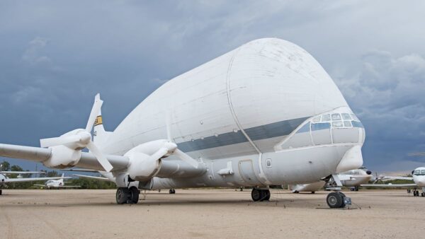 Neste dia no espaço! 31 de agosto de 1965: O gigantesco avião porta-aviões Super Guppy da NASA faz o primeiro vôo como uma baleia voadora