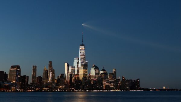 O lançamento final do Falcon 9 Starlink na Flórida cria lindas 'águas-vivas' sobre a cidade de Nova York (vídeo)