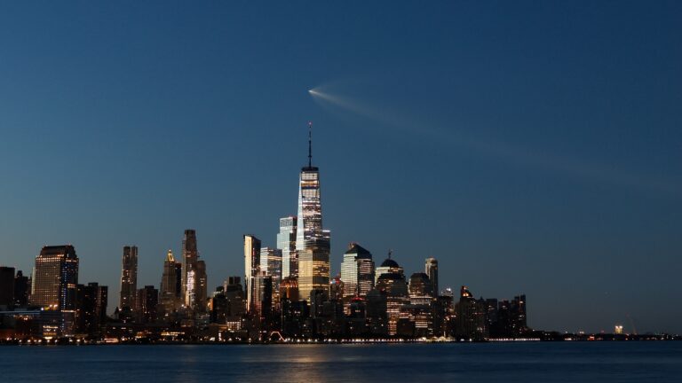 O lançamento final do Falcon 9 Starlink na Flórida cria lindas 'águas-vivas' sobre a cidade de Nova York (vídeo)