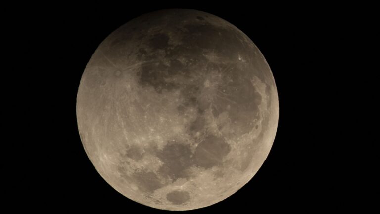O que esperar de cada estágio do eclipse lunar parcial de 27 a 28 de agosto