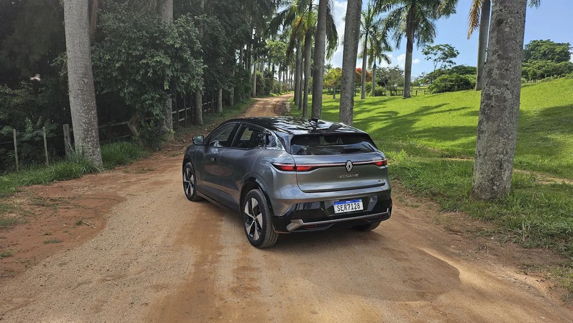 Editar informações da imagem Renault Megane E-Tech