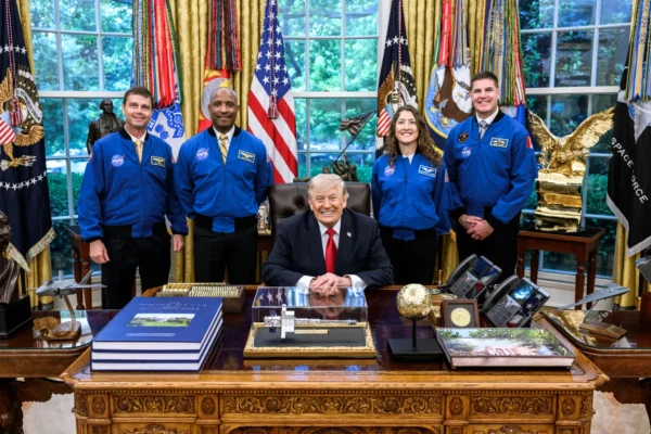 Tripulação Artemis II da NASA preparada para receber Medalha de Honra Espacial do Congresso
