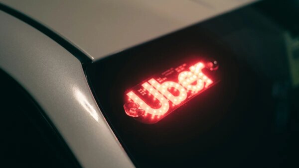 Uber lança vídeo ao vivo para pais assistirem a viagens de filhos no app