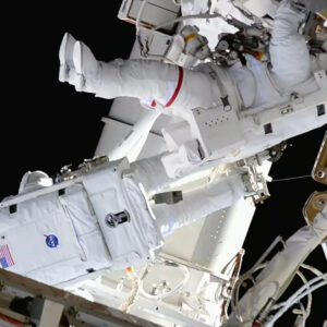 Veja 2 astronautas substituindo a antena da ISS com falha durante a caminhada espacial hoje