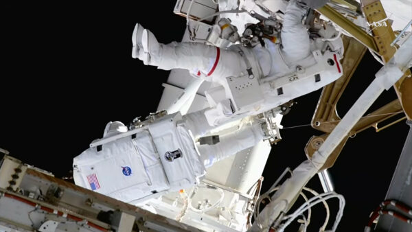 Veja 2 astronautas substituindo a antena da ISS com falha durante a caminhada espacial hoje