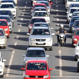 Você usaria? Projeto de lei quer criar a "luz do obrigado" para os carros