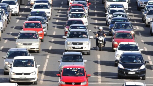 Você usaria? Projeto de lei quer criar a "luz do obrigado" para os carros