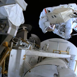 ‘Você acabou de salvar a antena de vídeo’: dois astronautas completam caminhada espacial para substituir a antena da ISS