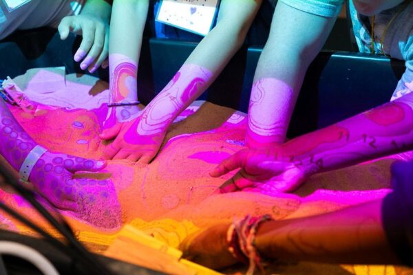 1.000 visitantes do museu mergulham na ciência do nível do mar da NASA no Dia Mundial dos Oceanos