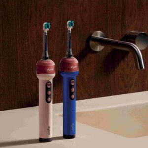 Nova "escova de dentes tech" tem câmera, IA e jato de água para limpar a boca
