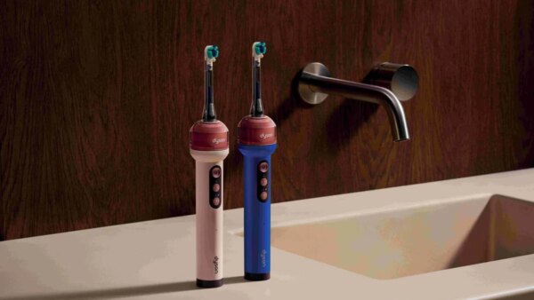 Nova "escova de dentes tech" tem câmera, IA e jato de água para limpar a boca