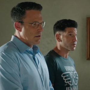 Filme de ação violenta com Ben Affleck e Jon Bernthal bomba no streaming
