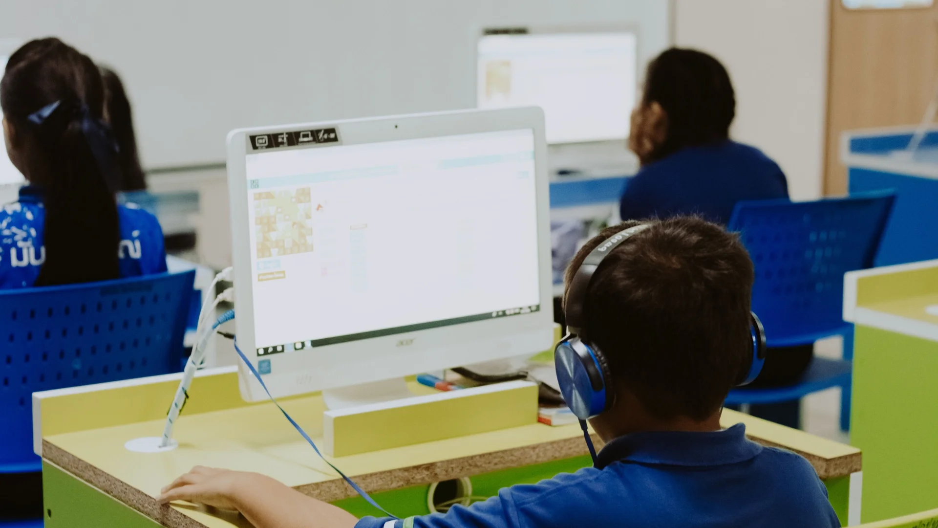 crian&ccedil;as usando computador na escola