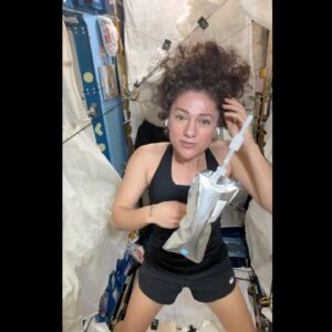 A astronauta da NASA Jessica Meir compartilha pontas de cabelo cacheado zero-G da ISS (vídeo)