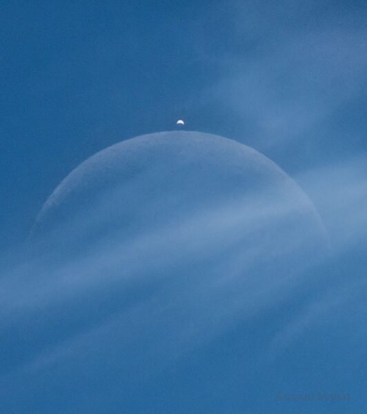 APOD: 2026, 15 de setembro - Um eclipse diurno: a lua oculta Vênus