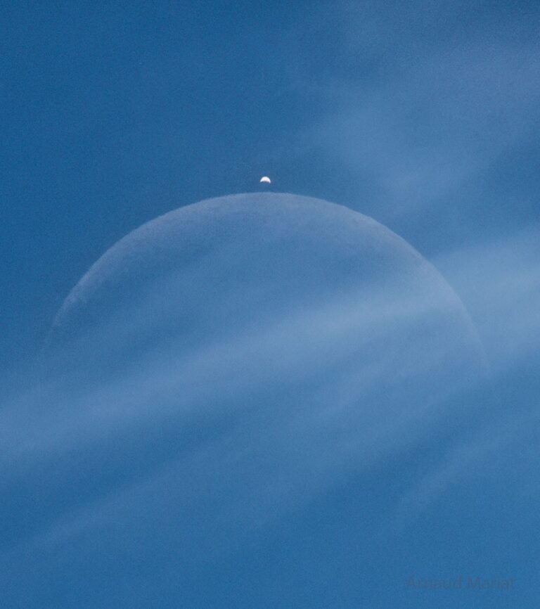APOD: 2026, 15 de setembro - Um eclipse diurno: a lua oculta Vênus