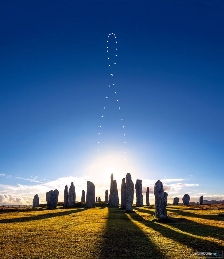 APOD: 2026, 20 de setembro – Analema sobre as Pedras Callanish
