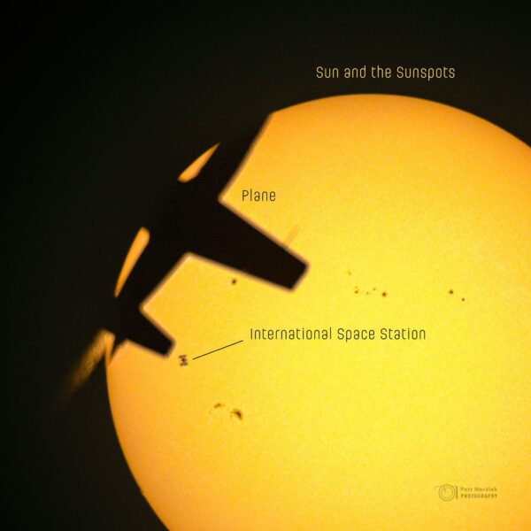 APOD: 2026, 22 de setembro - Alinhamento Triplo Chance: Avião, Estação Espacial, Sol