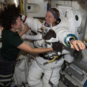 Assista hoje a 2 astronautas realizando a 6ª caminhada espacial exclusivamente feminina