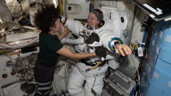 Assista hoje a 2 astronautas realizando a 6ª caminhada espacial exclusivamente feminina
