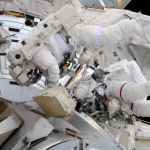 Dois astronautas substituem a câmera da ISS e o auxílio de acoplamento na 6ª caminhada espacial feminina (vídeo)