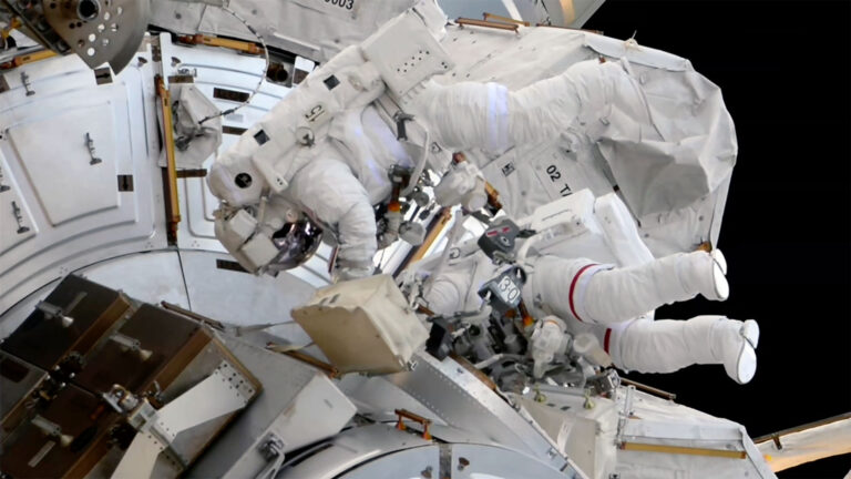 Dois astronautas substituem a câmera da ISS e o auxílio de acoplamento na 6ª caminhada espacial feminina (vídeo)
