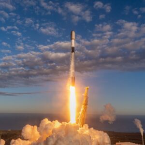 Foguete SpaceX Falcon 9 lança 27 satélites Starlink e pousa em navio no mar (vídeo)