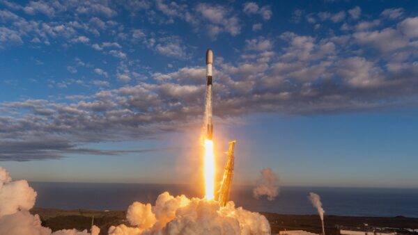 Foguete SpaceX Falcon 9 lança 27 satélites Starlink e pousa em navio no mar (vídeo)