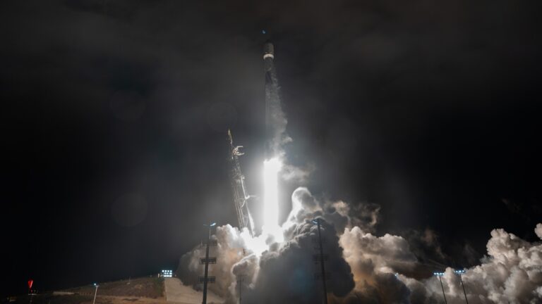 Foguete SpaceX Falcon 9 lança satélites Starlink em órbita em seu 35º vôo