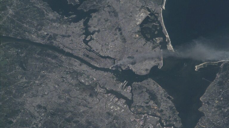 Há 25 anos, um astronauta da NASA testemunhou os trágicos ataques de 11 de setembro vindos do espaço. Aqui está o que ele viu.
