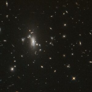 Hubble da NASA busca supernova com lentes, marca 200.000 órbitas