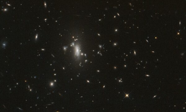 Hubble da NASA busca supernova com lentes, marca 200.000 órbitas