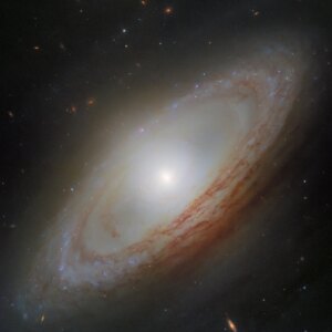 Hubble da NASA detecta uma galáxia fora de sincronia