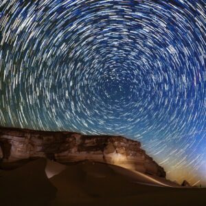 Meteoros Perseidas encontram trilhas de estrelas hipnotizantes no deserto ocidental do Egito