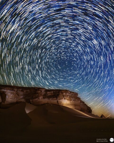 Meteoros Perseidas encontram trilhas de estrelas hipnotizantes no deserto ocidental do Egito