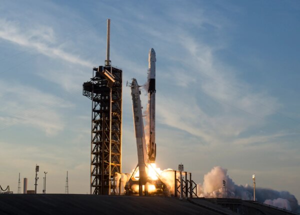 NASA concede voos de três tripulações da SpaceX para a estação espacial