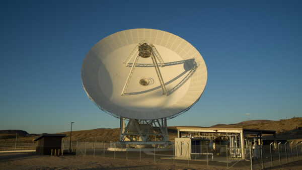 NASA expande Deep Space Network com nova antena gigante no deserto da Califórnia