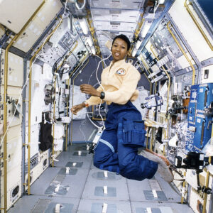 Neste dia no espaço! A astronauta da NASA Mae Jemison faz história como a primeira mulher negra no espaço