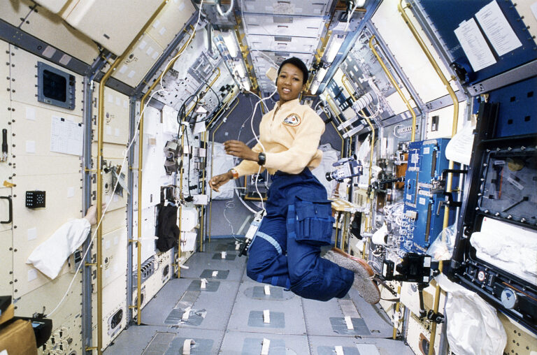 Neste dia no espaço! A astronauta da NASA Mae Jemison faz história como a primeira mulher negra no espaço