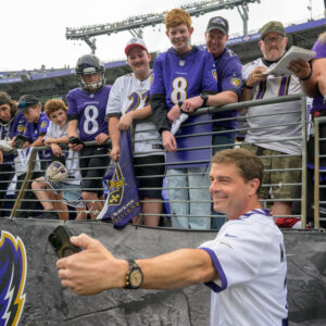O astronauta da NASA Reid Wiseman participa do jogo Ravens vs.