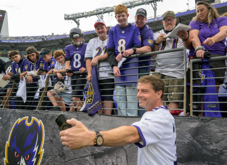 O astronauta da NASA Reid Wiseman participa do jogo Ravens vs.