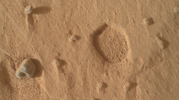 O rover Curiosity detecta 'pegadas' estranhas na foto do dia de Marte em 15 de setembro de 2026