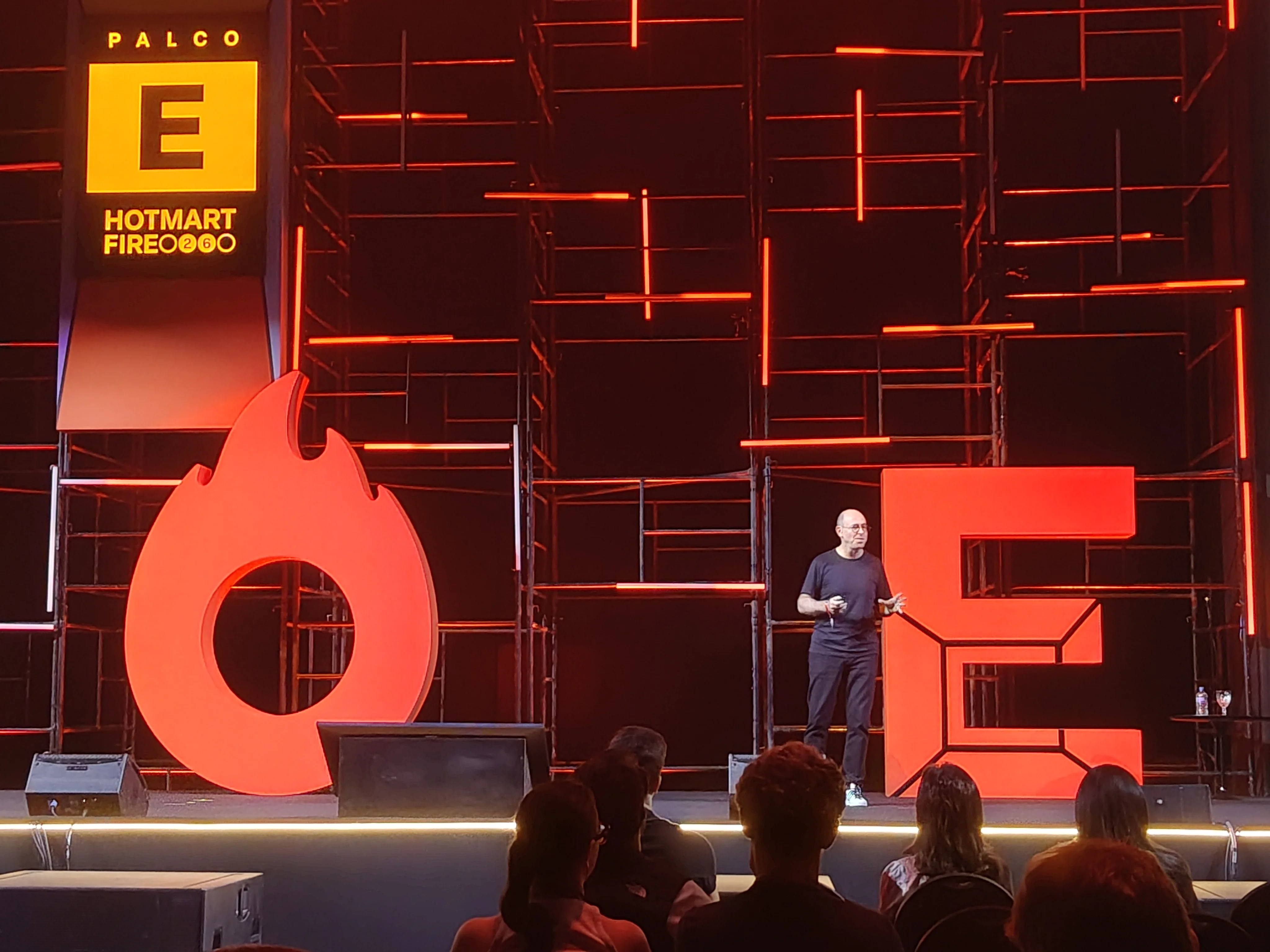 Guilherme Horn no palco do Hotmart Fire 2026