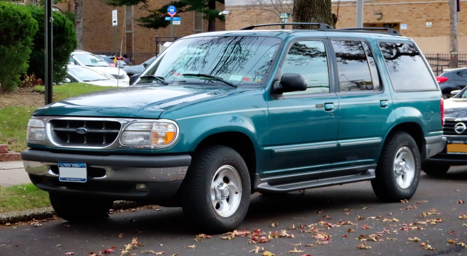 1998_Ford_Explorer_XLT_4.0L,_front_11.22.19
