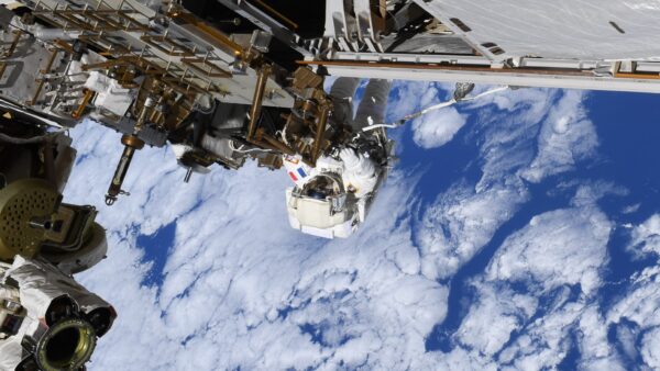 Reparando a ISS 250 milhas acima da Terra, foto do dia de 1º de setembro de 2026