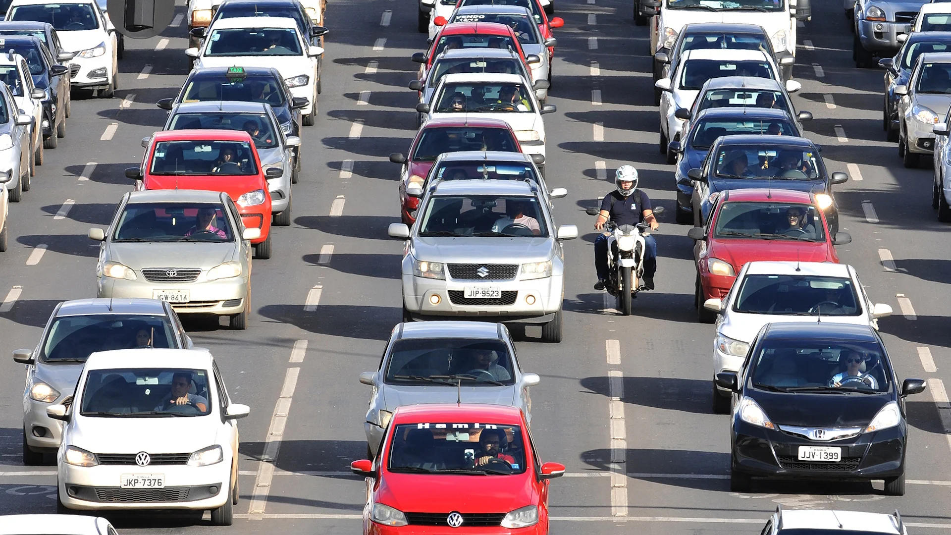 Editar informações da imagem IPVA carros trânsito