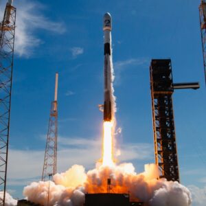 SpaceX lança 3 satélites de telecomunicações em órbita na 700ª missão Falcon de todos os tempos (vídeo)