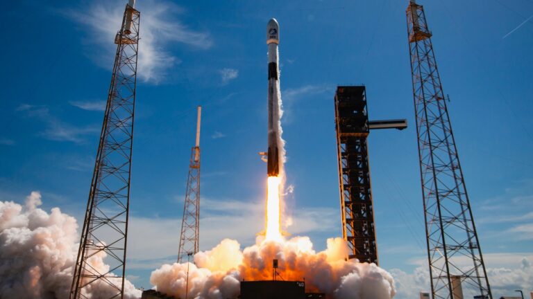 SpaceX lança 3 satélites de telecomunicações em órbita na 700ª missão Falcon de todos os tempos (vídeo)